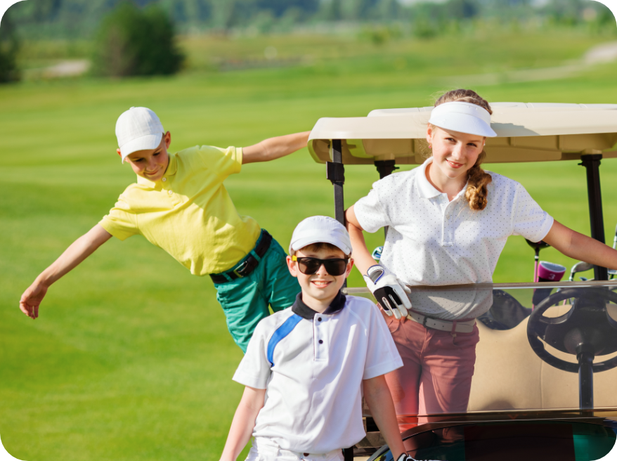 dzieci na wózku golfowym