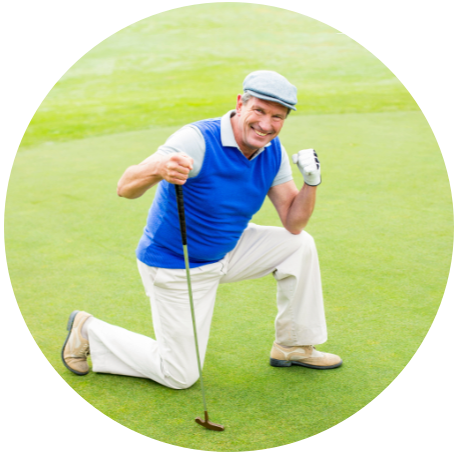 starszy pan unoszący w radości dłonie z kijem golfowym
